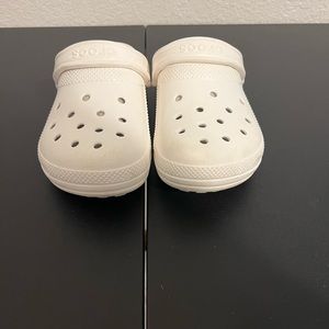 Women’s fuzzy crocs. Men’s size 4 women’s size 6